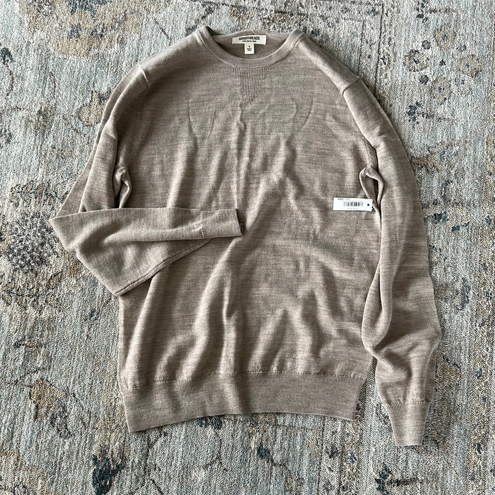 NEW WITH TAGS ⭐️ men’s size small sweater